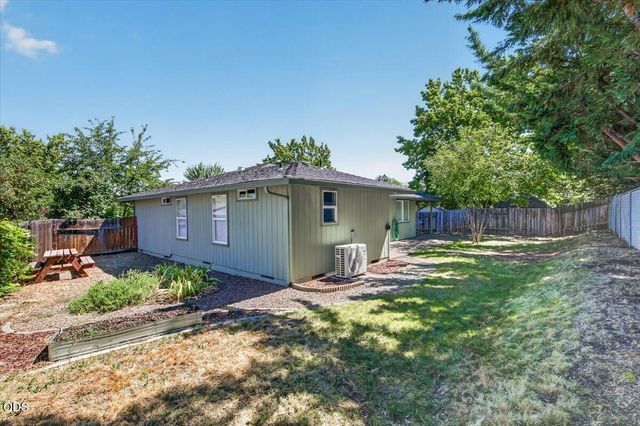 100 Brierwood Drive, Talent, OR 97540