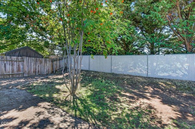 100 Brierwood Drive, Talent, OR 97540