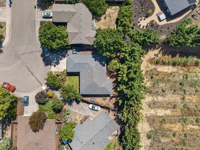 100 Brierwood Drive, Talent, OR 97540