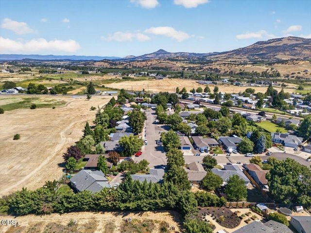 100 Brierwood Drive, Talent, OR 97540