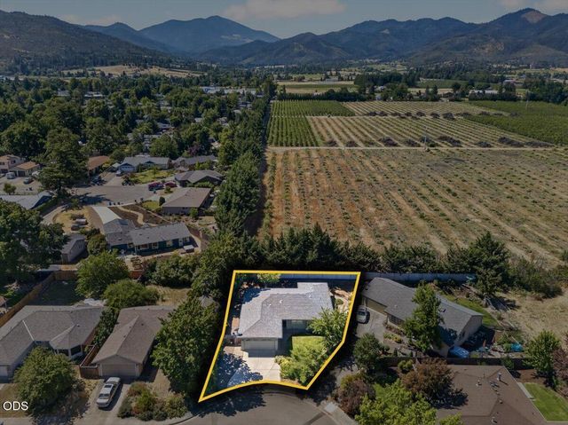 100 Brierwood Drive, Talent, OR 97540