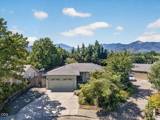 100 Brierwood Drive, Talent, OR 97540