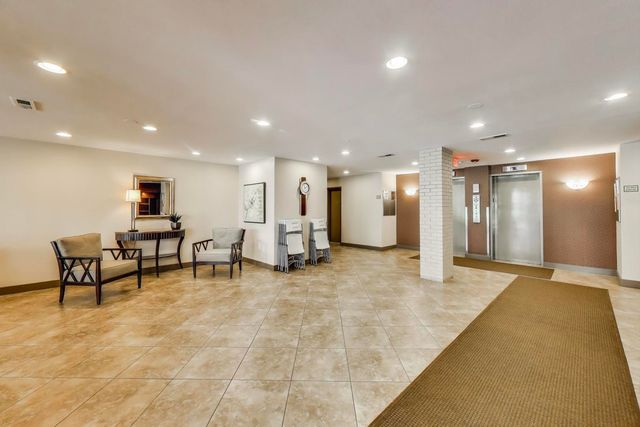 221 N KENILWORTH Avenue 105, Oak Park, IL 60302