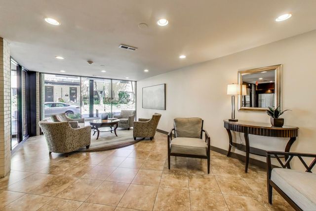 221 N KENILWORTH Avenue 105, Oak Park, IL 60302