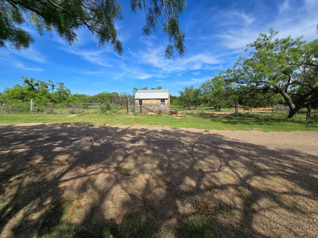 Image 2 of property listing at 700 E Holmes Avenue, Bronte, TX 76933