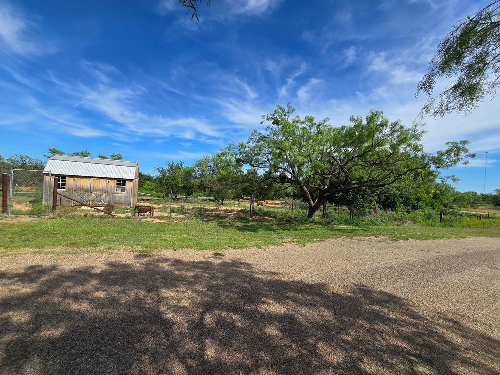 Image 3 of property listing at 700 E Holmes Avenue, Bronte, TX 76933