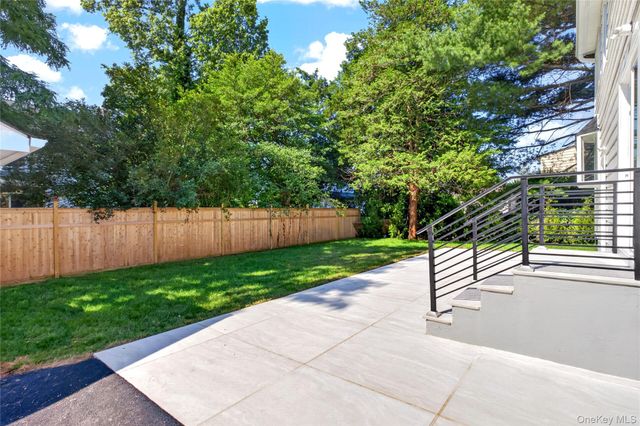 118 Willow Street, Roslyn Heights, NY 11577