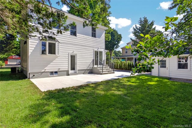 118 Willow Street, Roslyn Heights, NY 11577