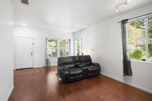 4001 Saintsbury Dr, Sacramento, CA 95834