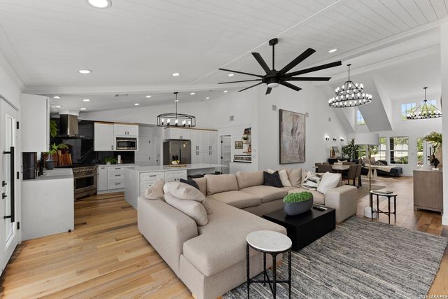 110 BRYKER DR, Terrell Hills, TX 78209