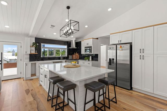 110 BRYKER DR, Terrell Hills, TX 78209
