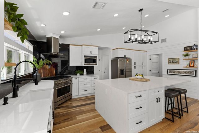 110 BRYKER DR, Terrell Hills, TX 78209