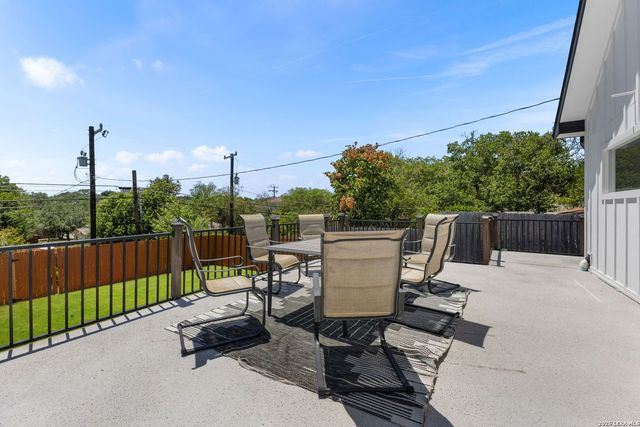 110 BRYKER DR, Terrell Hills, TX 78209