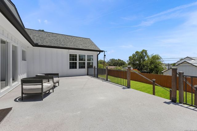 110 BRYKER DR, Terrell Hills, TX 78209