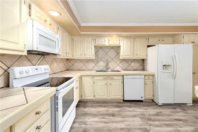 6708 W 109th Street E, Overland Park, KS 66211