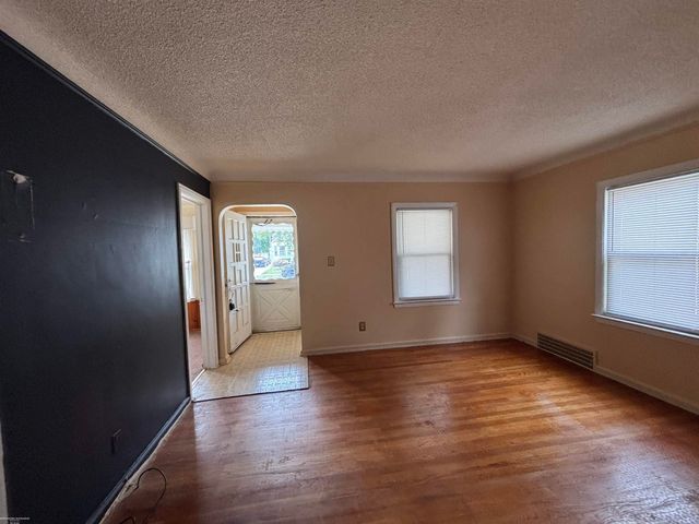 20009 Kenosha Street, Harper Woods, MI 48225