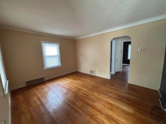 20009 Kenosha Street, Harper Woods, MI 48225