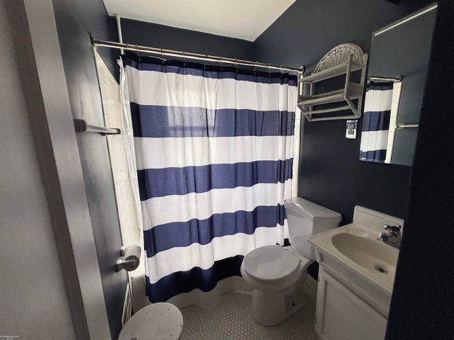 20009 Kenosha Street, Harper Woods, MI 48225
