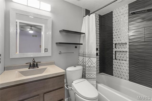 2052 Waybridge Lane, Fenton, MO 63026