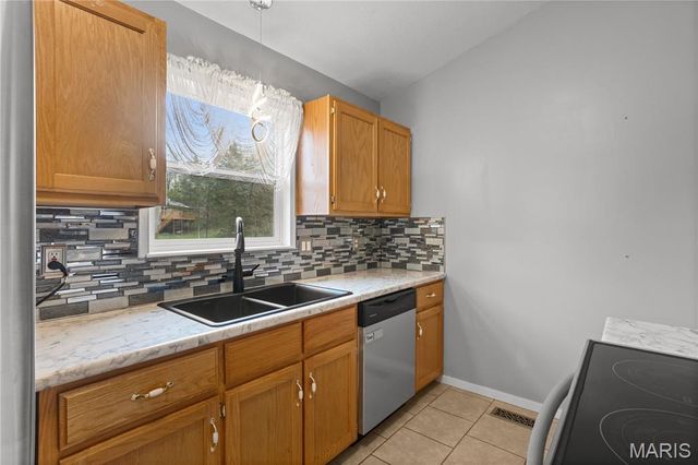 2052 Waybridge Lane, Fenton, MO 63026