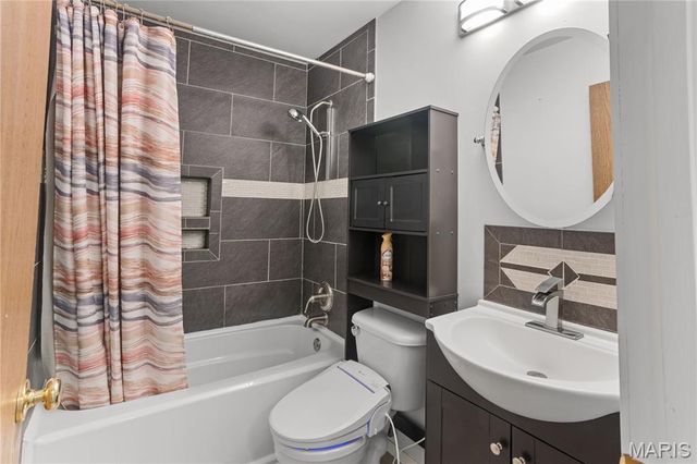 2052 Waybridge Lane, Fenton, MO 63026