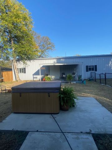 105 N 6th Street E, Dawson, TX 76639