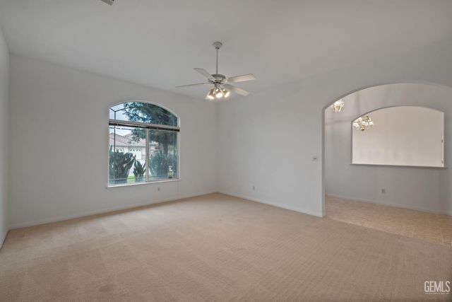 3302 Medallion Rose Avenue, Bakersfield, CA 93313