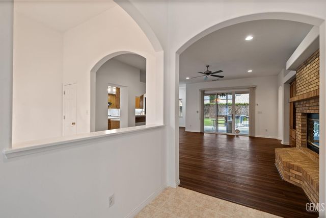 3302 Medallion Rose Avenue, Bakersfield, CA 93313