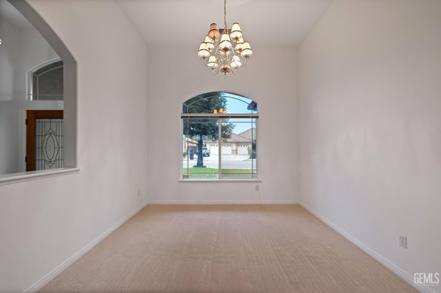 3302 Medallion Rose Avenue, Bakersfield, CA 93313