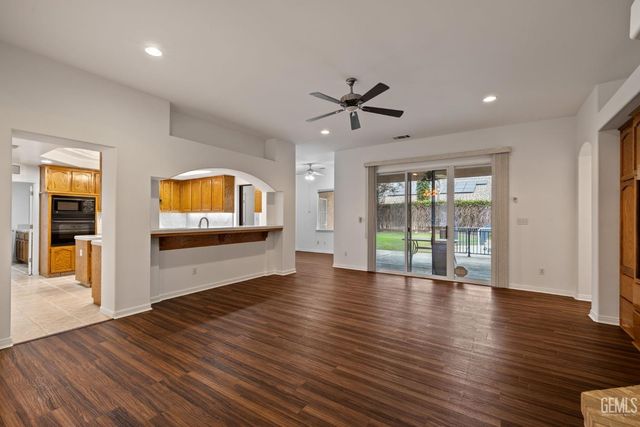 3302 Medallion Rose Avenue, Bakersfield, CA 93313