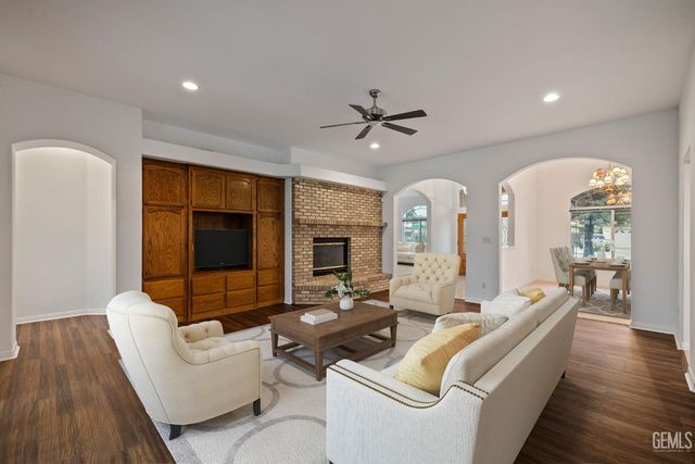 3302 Medallion Rose Avenue, Bakersfield, CA 93313