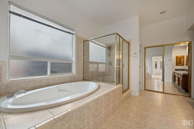 3302 Medallion Rose Avenue, Bakersfield, CA 93313