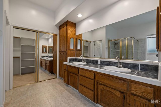 3302 Medallion Rose Avenue, Bakersfield, CA 93313