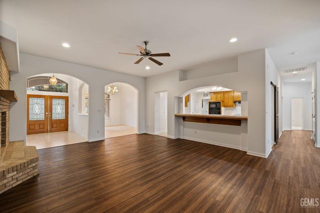 3302 Medallion Rose Avenue, Bakersfield, CA 93313