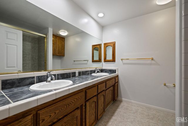 3302 Medallion Rose Avenue, Bakersfield, CA 93313