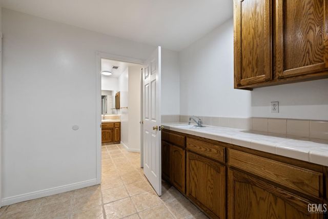 3302 Medallion Rose Avenue, Bakersfield, CA 93313