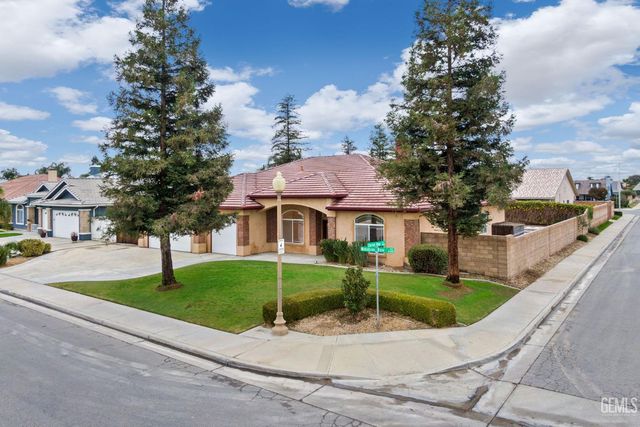 3302 Medallion Rose Avenue, Bakersfield, CA 93313