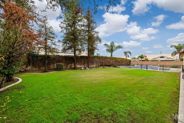 3302 Medallion Rose Avenue, Bakersfield, CA 93313