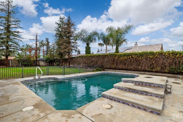 3302 Medallion Rose Avenue, Bakersfield, CA 93313