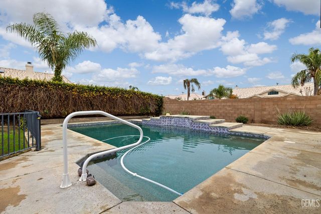 3302 Medallion Rose Avenue, Bakersfield, CA 93313