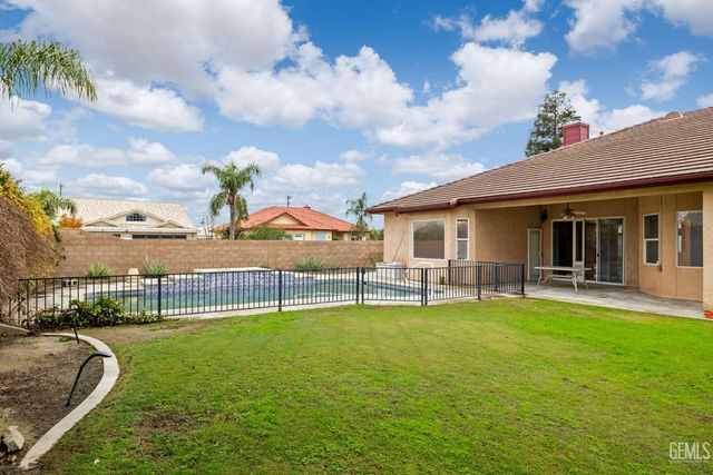 3302 Medallion Rose Avenue, Bakersfield, CA 93313