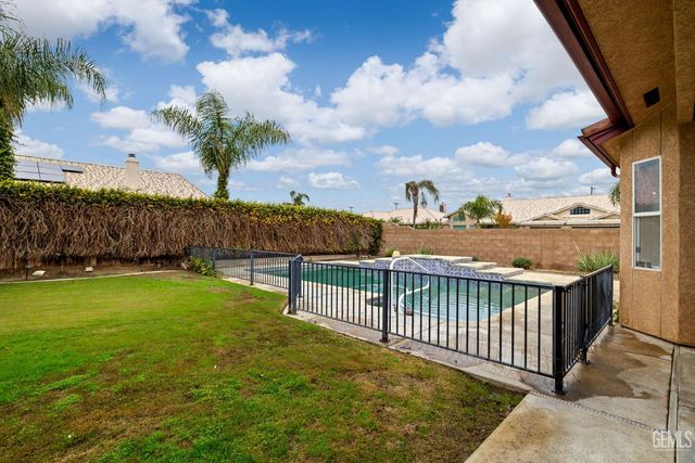 3302 Medallion Rose Avenue, Bakersfield, CA 93313