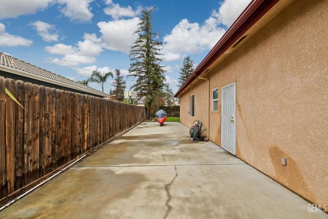 3302 Medallion Rose Avenue, Bakersfield, CA 93313