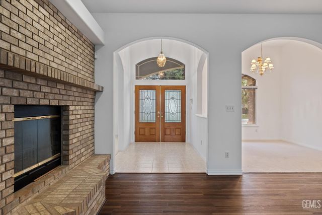 3302 Medallion Rose Avenue, Bakersfield, CA 93313