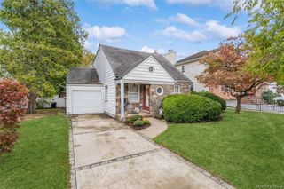 596 Foch Boulevard, Williston Park, NY 11596