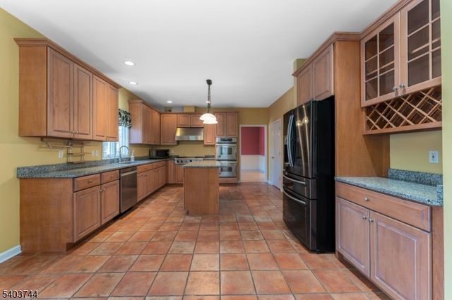 5 Southgate Dr, Clinton Twp., NJ 08801