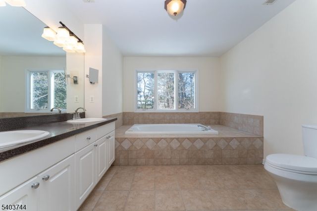 5 Southgate Dr, Clinton Twp., NJ 08801