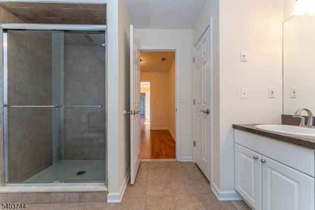 5 Southgate Dr, Clinton Twp., NJ 08801