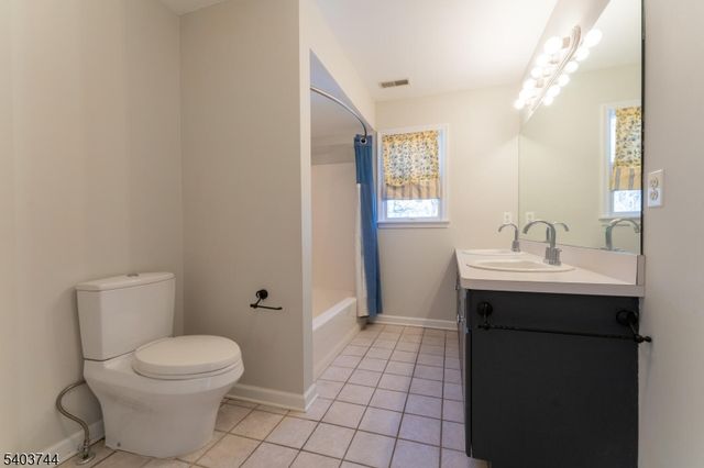 5 Southgate Dr, Clinton Twp., NJ 08801