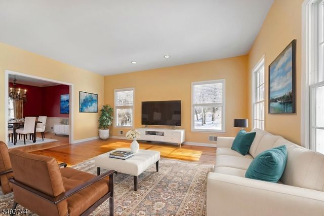 5 Southgate Dr, Clinton Twp., NJ 08801